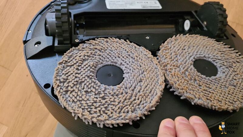 Die dreckigen Wischpads des Roborock QRevo Plus sind in der Nahaufnahme zu sehen